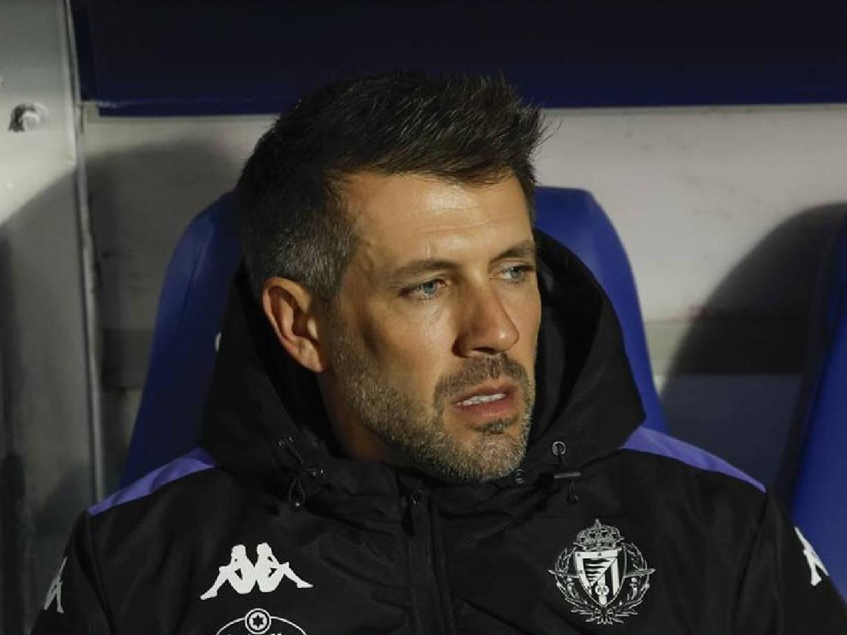 OFICIAL // El técnico uruguayo, Paulo Pezzolano, ya no comparecerá más en la sala de prensa del estadio José Zorrilla. El club ha hecho oficial su destitución, tras el bochornoso 0-5 endosado por el Atlético de Madrid, que ha hecho reaccionar a la directiva, tal y como pedía la afición.