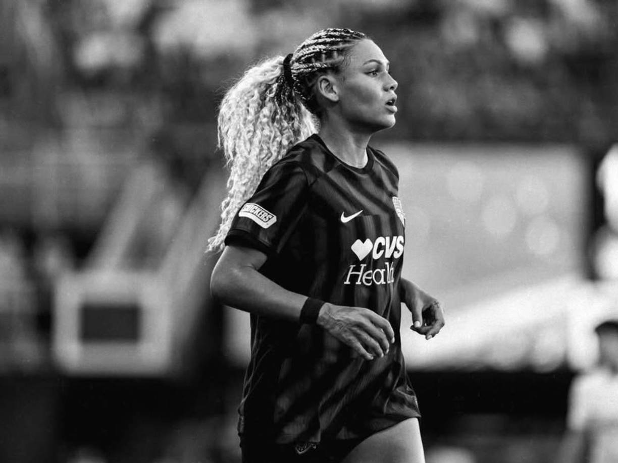 “Intentamos vivir con él, pero está de fiesta 24/7, trayendo chicas extrañas a casa”, comenzó diciendo la chica respecto a su relación con el exjugador Dennis Rodman.