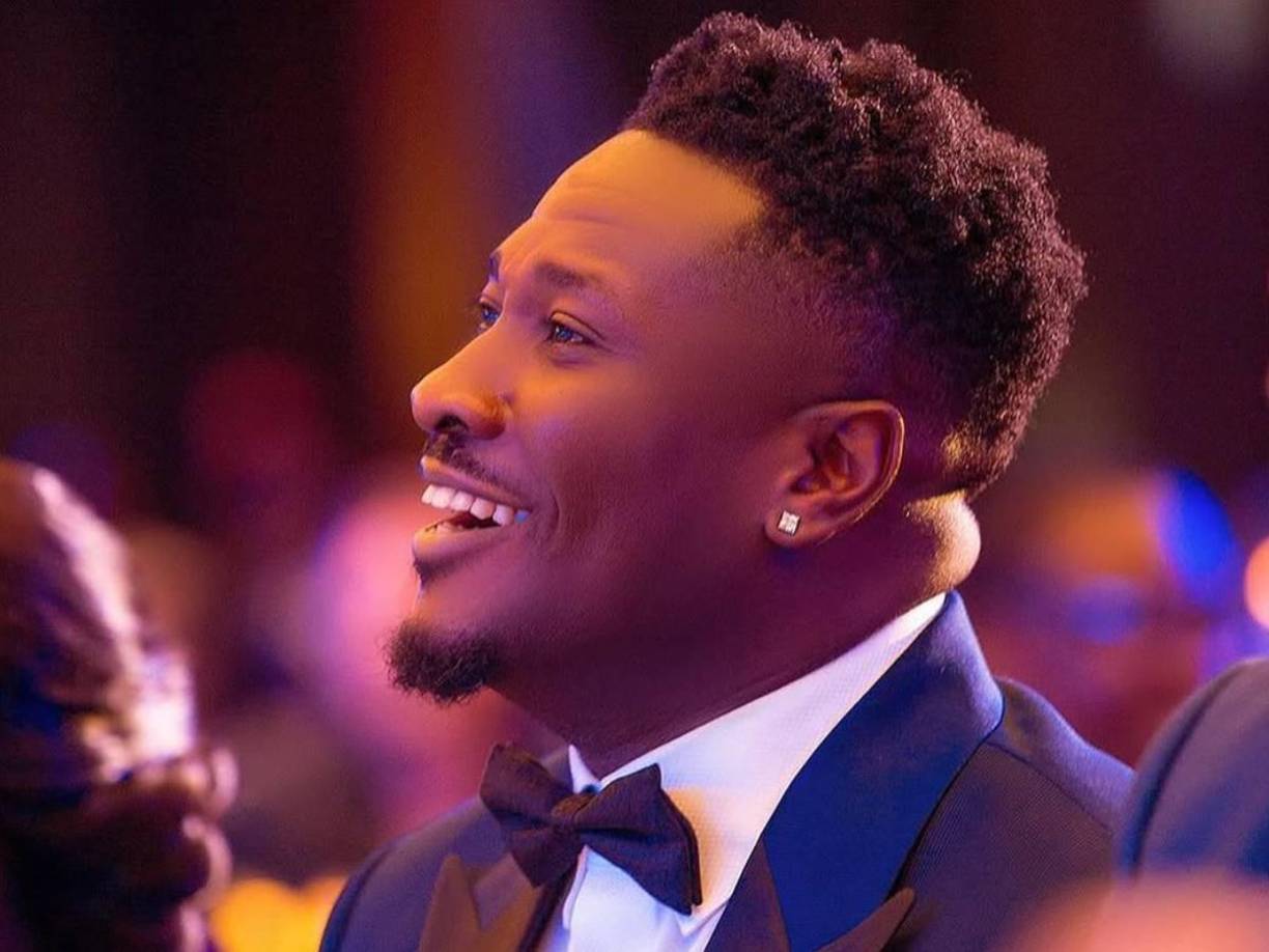 En 2015, decidió cambiar su fortuna y se trasladó al Shanghai SIPG, dirigido por Sven-Goran Eriksson, lo que convirtió al exjugador del Sunderland en el octavo futbolista mejor pagado del mundo con un salario semanal de 274,000 euros (ganando más que estrellas como Neymar (305,118 €), Luis Suárez (305,118 €) y Gareth Bale (277,380 €)).