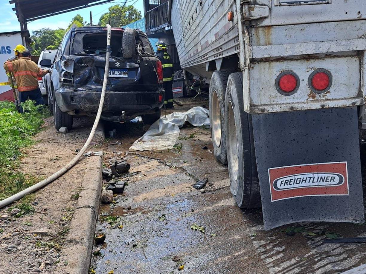 La rastra descontrolada impactó contra varios vehículos, personas y hasta negocios. 