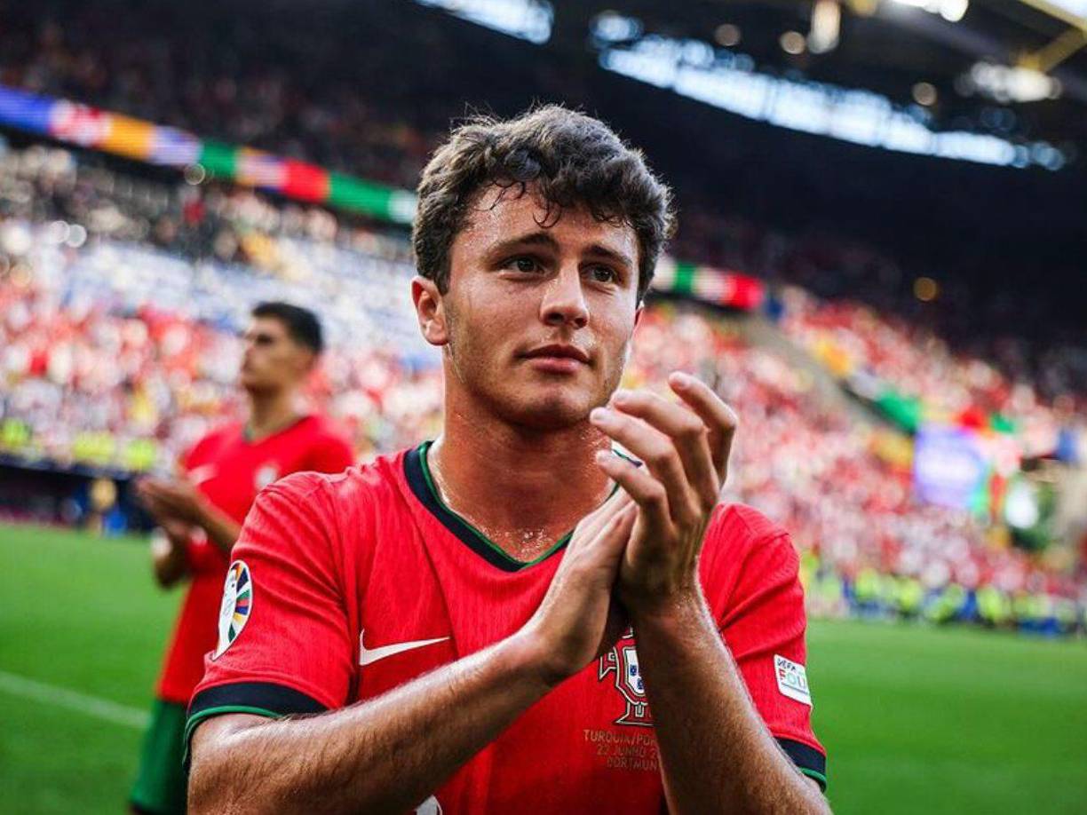 El joven mediocentro portugués, Joao Neves, al que comparan mucho con Gavi, está a punto de dejar el Benfica para poner rumbo a París. El precio del fichaje rondaría los 70 millones más varios jugadores incluidos en la operación como Renato Sanches.