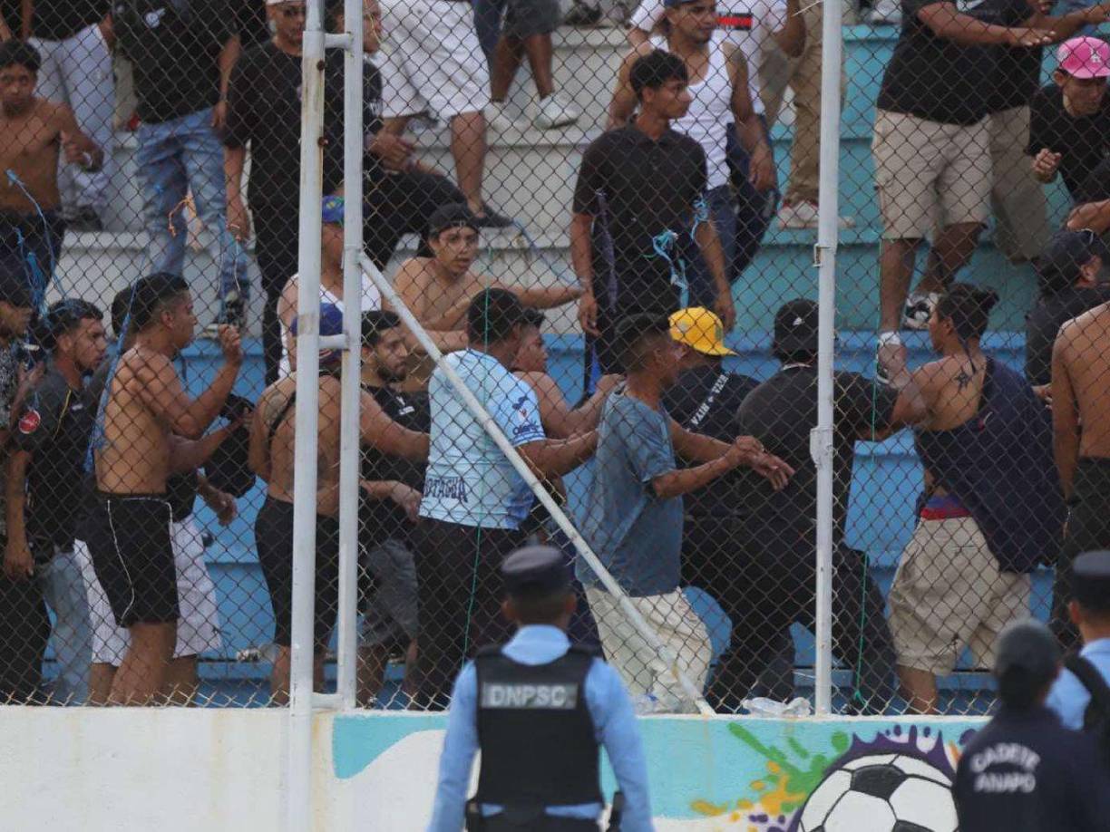 Durante el clásico nacional se reportó un agarrón entre inadaptados sociales.