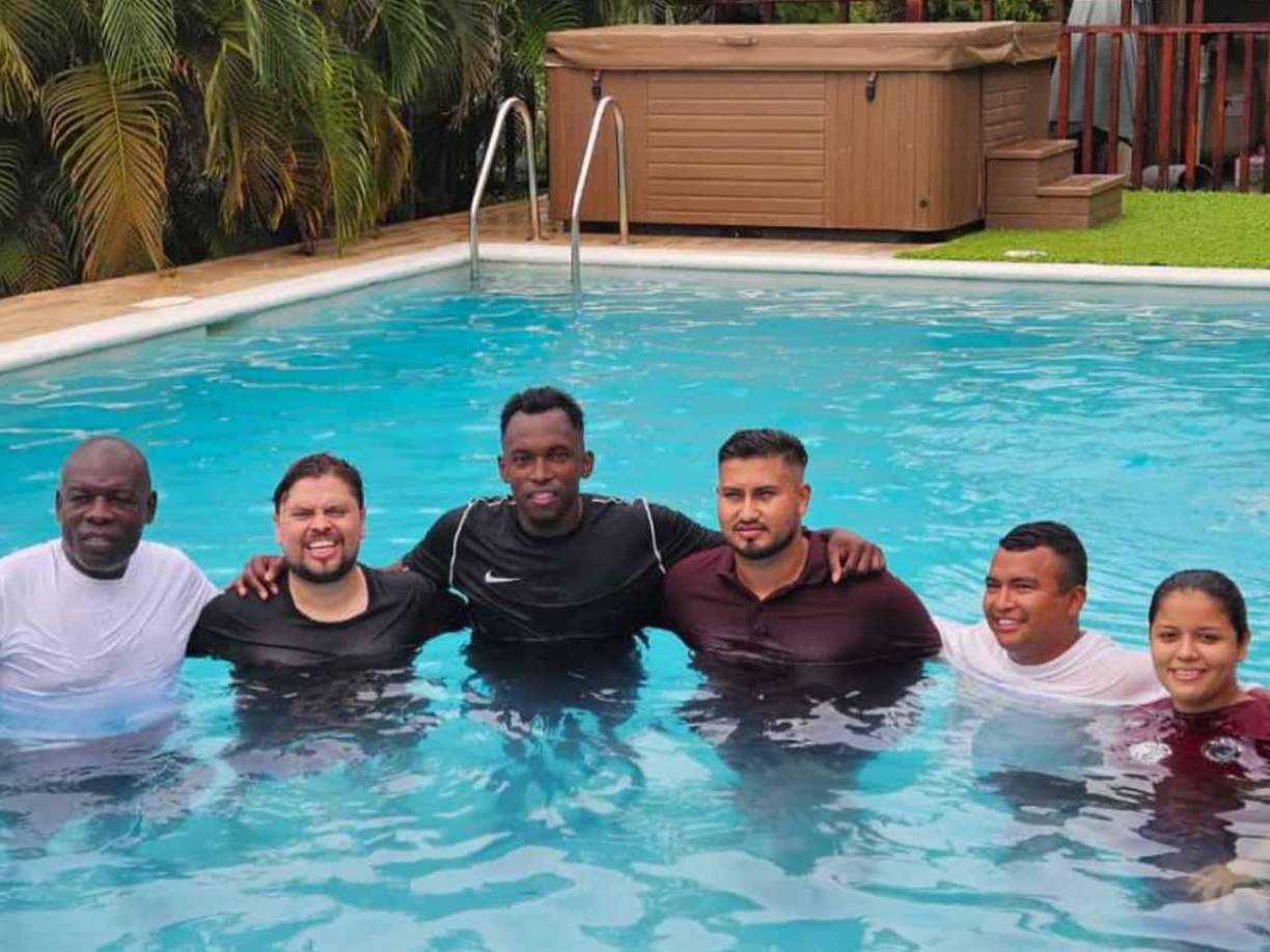 El futbolista hondureño Alberth Elis tomó la decisión de bautizarse a meses de haber estado en coma inducido. 