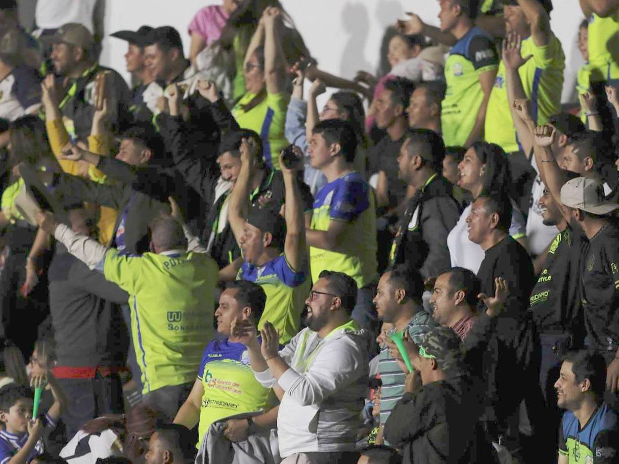 Los aficionados del Olancho FC celebraron con euforia el gol del empate contra el Olimpia.