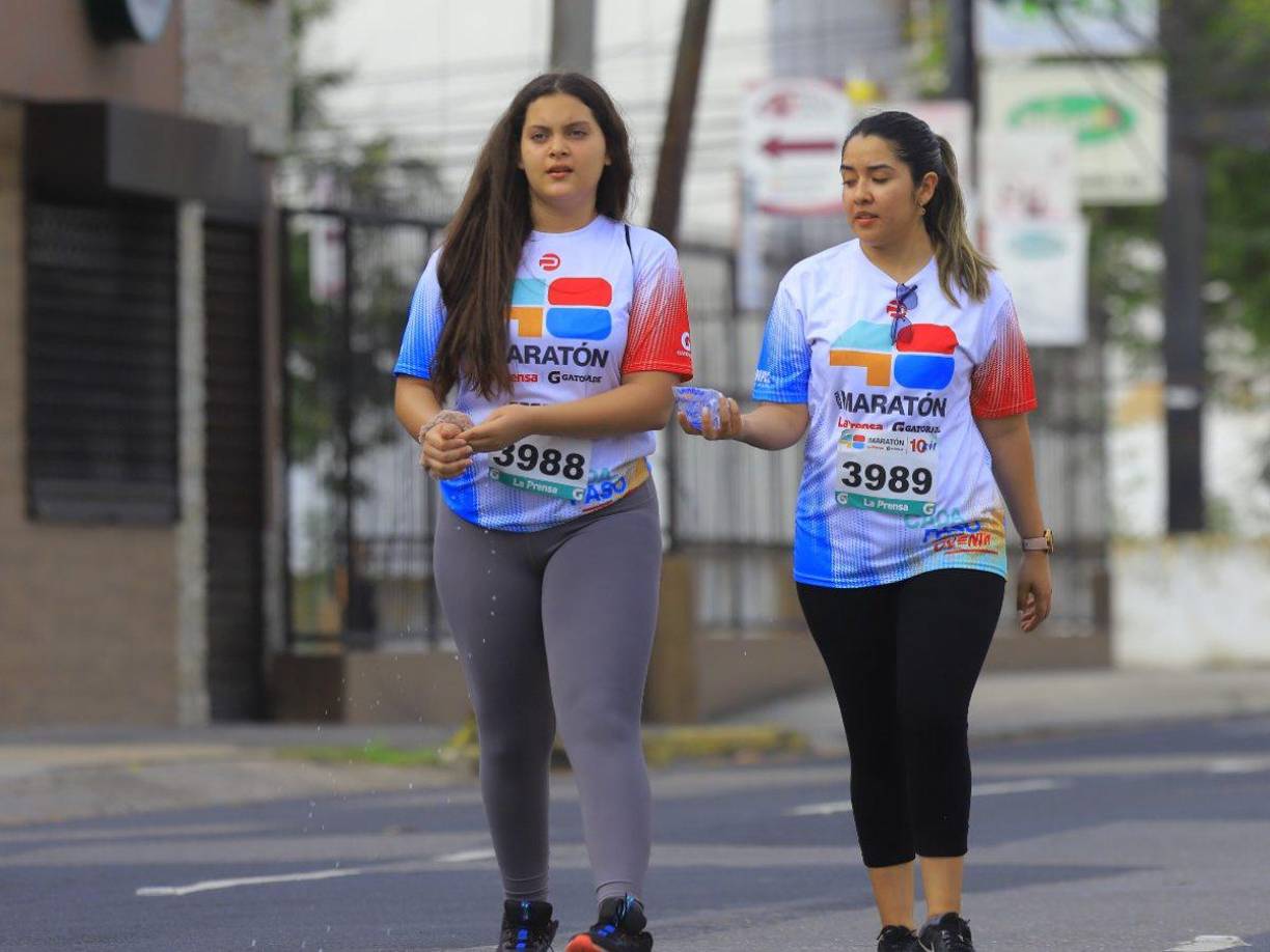 Estas dos hermosas chicas robaron suspiros en las calles de San Pedro Sula durante la Maratón de LA PRENSA.