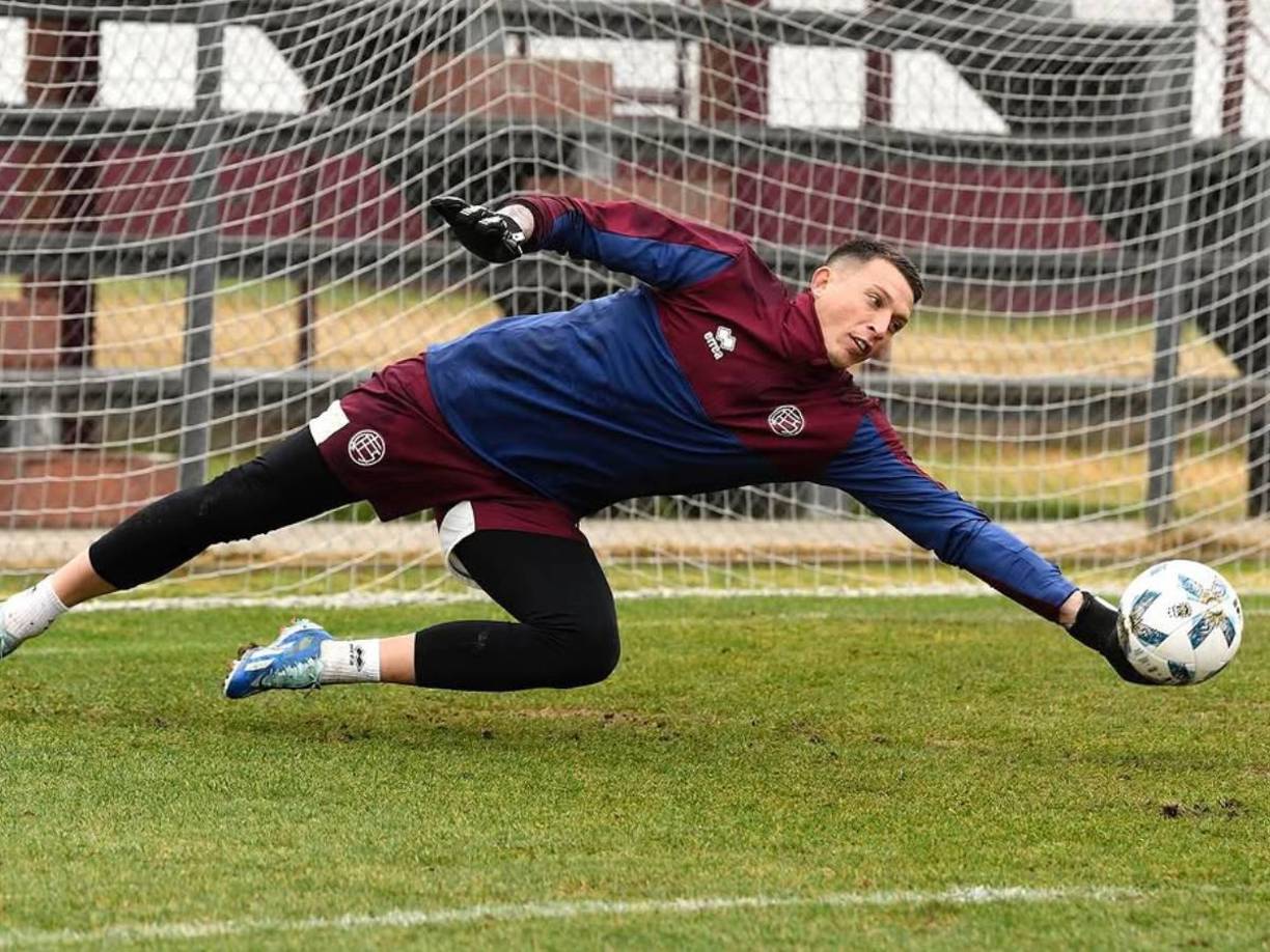 Nahuel Ezequiel Losada cuenta con 31 años de edad y destaca en el Lanús. El argentino estaría siendo fichado por el Inter Miami.