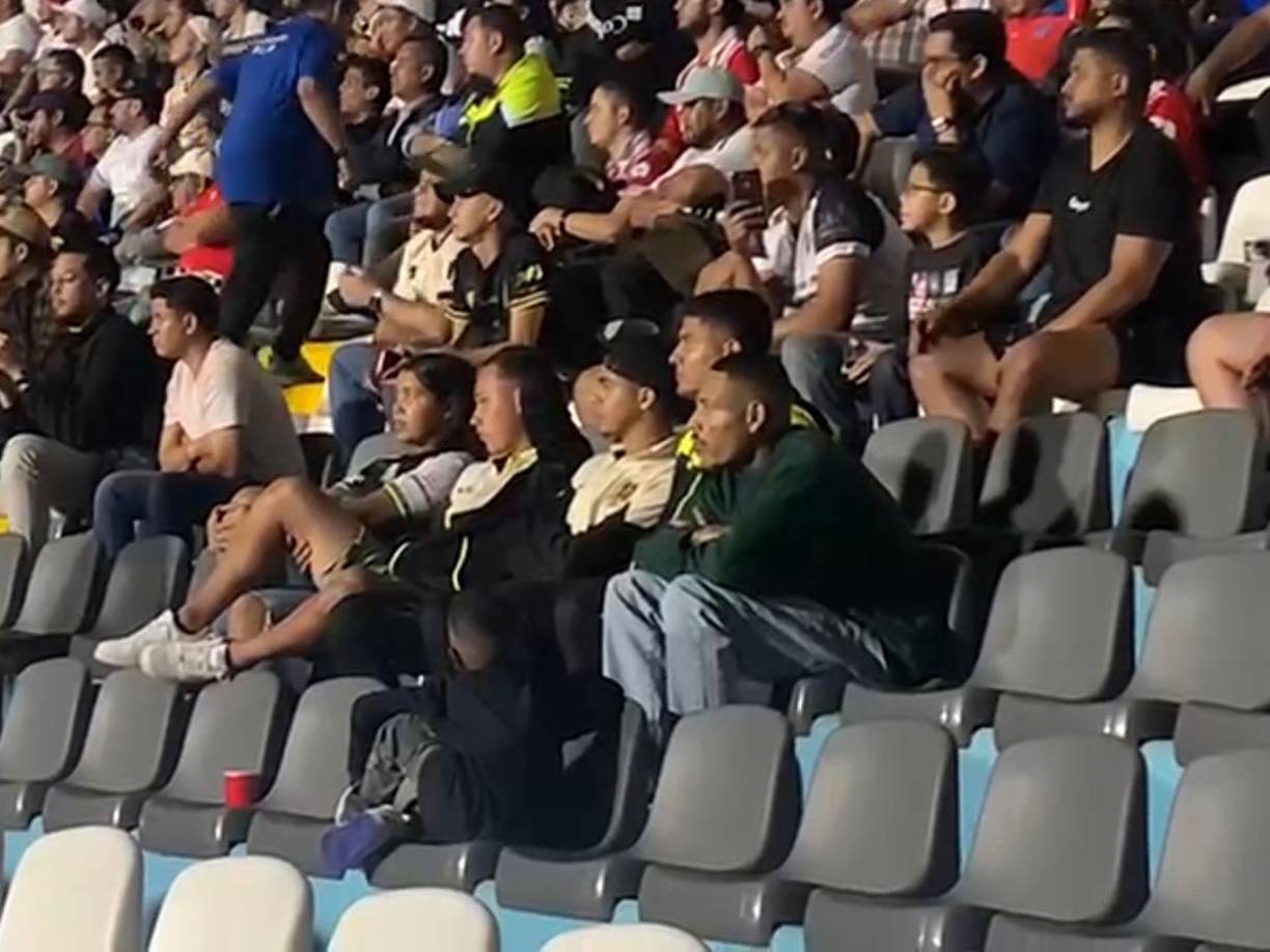 Henry Figueroa, jugador del Olancho FC, estuvo en el estadio Nacional Chelato Uclés viendo el partido contra el Olimpia. El defensa hondureño se recupera de una lesión.