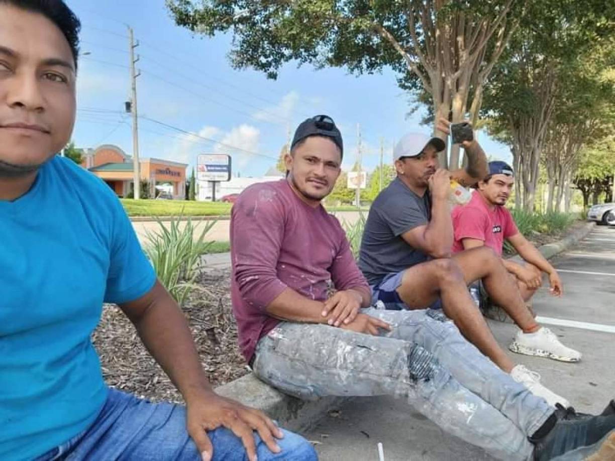 Entre sus trabajos en Estados Unidos han sido: jardinería, pintar casas y raspar hielo.