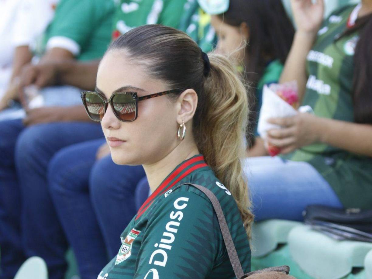 Esta hermosa aficionada del Marathón robó suspiros con su belleza en el derbi sampedrano.