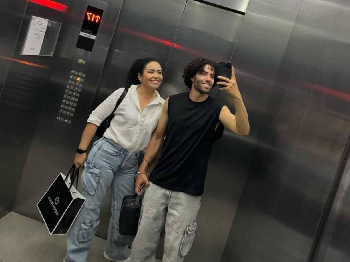 César Huerta tiene una relación solida y presume en sus redes sociales ha su linda chica. 