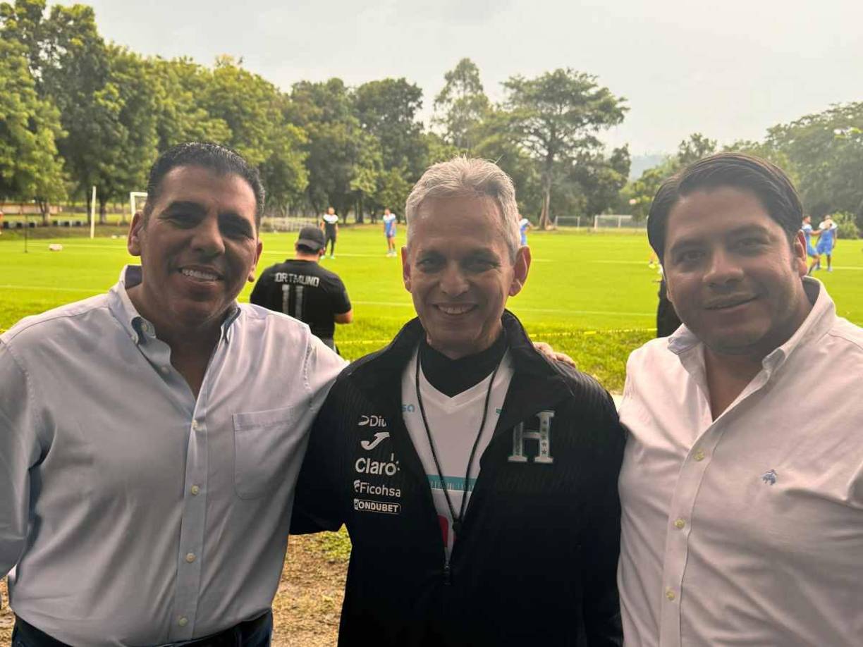 El empresario Mario Faraj y Mateo Figueroa, de la fundación Real Madrid, llegaron a visitar a Rueda por el triunfo contra México.