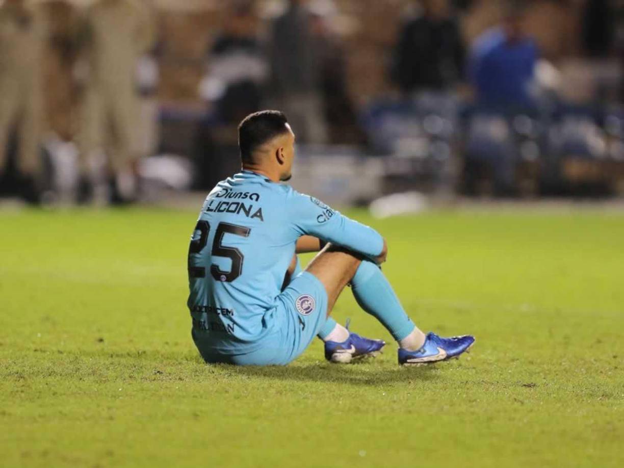 Marlon Licona se tiró al suelo para ganar algo de tiempo en los últimos minutos cuando el Olimpia buscaba el empate.