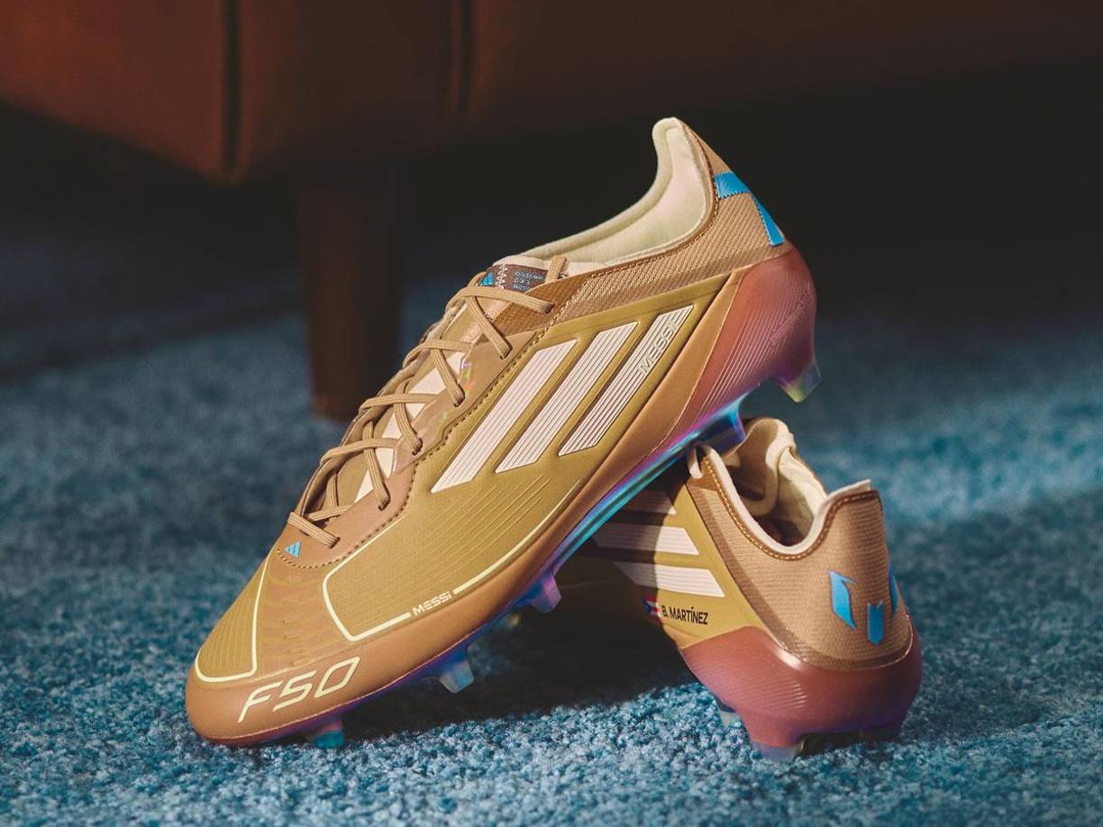 La zapatilla tiene un aspecto vintage, que de nuevo es un homenaje a las Adidas Gazelle originales, y las firmas en el lateral incluyen “Benito” y “Leo” en lugar de Bad Bunny o Messi para hacerlo más personal.