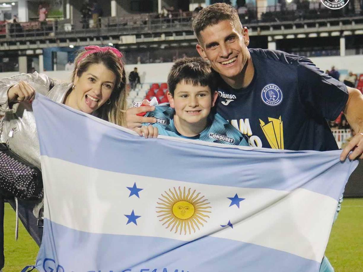 Jonathan Rougier junto a su esposa Ana Emilia Lencina y su hijo en el césped del estadio Nacional Chelato Uclés. “Fin de año azul..! Todo esfuerzo tiene su recompensa. Este amor azul es de familia. Gracias por estar. Llegó la 19”, escribió el portero en sus redes sociales.