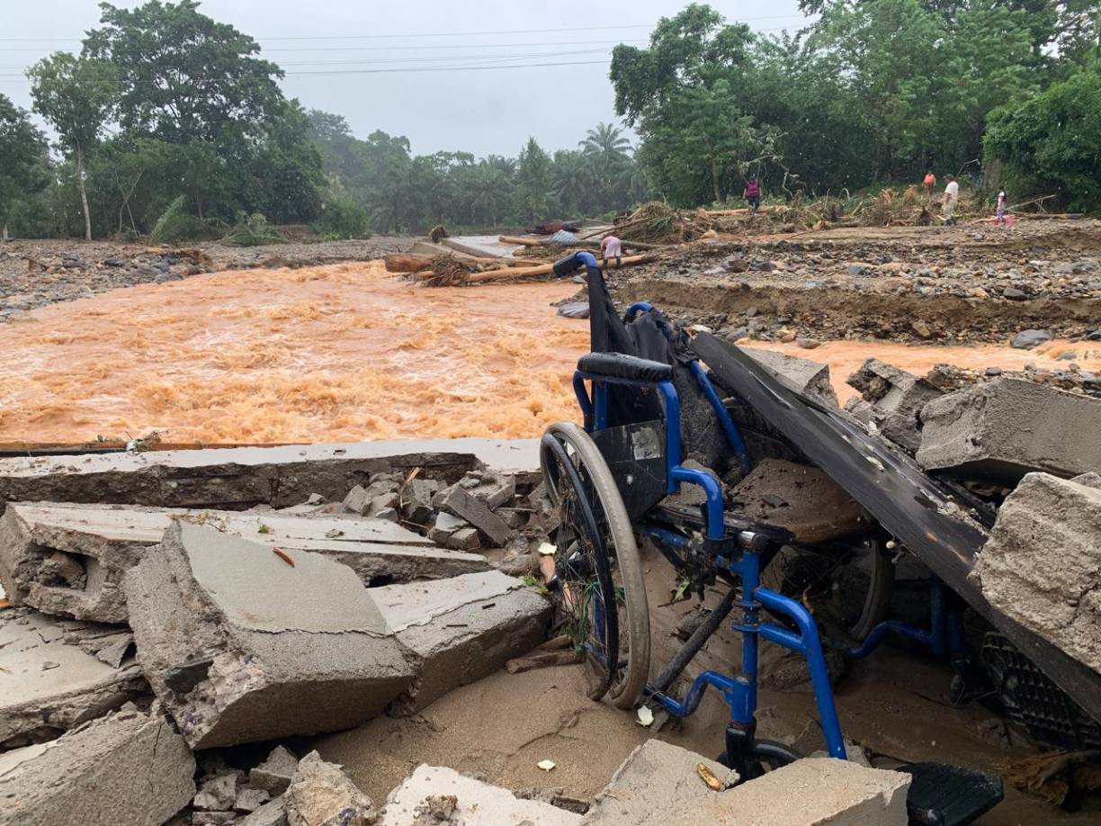 Las grandes cantidades de lluvias que se registraron en varias zonas de Honduras causaron inundaciones, deslizamientos, derrumbes, caída de puentes, y al menos siete personas perdieron la vida. 