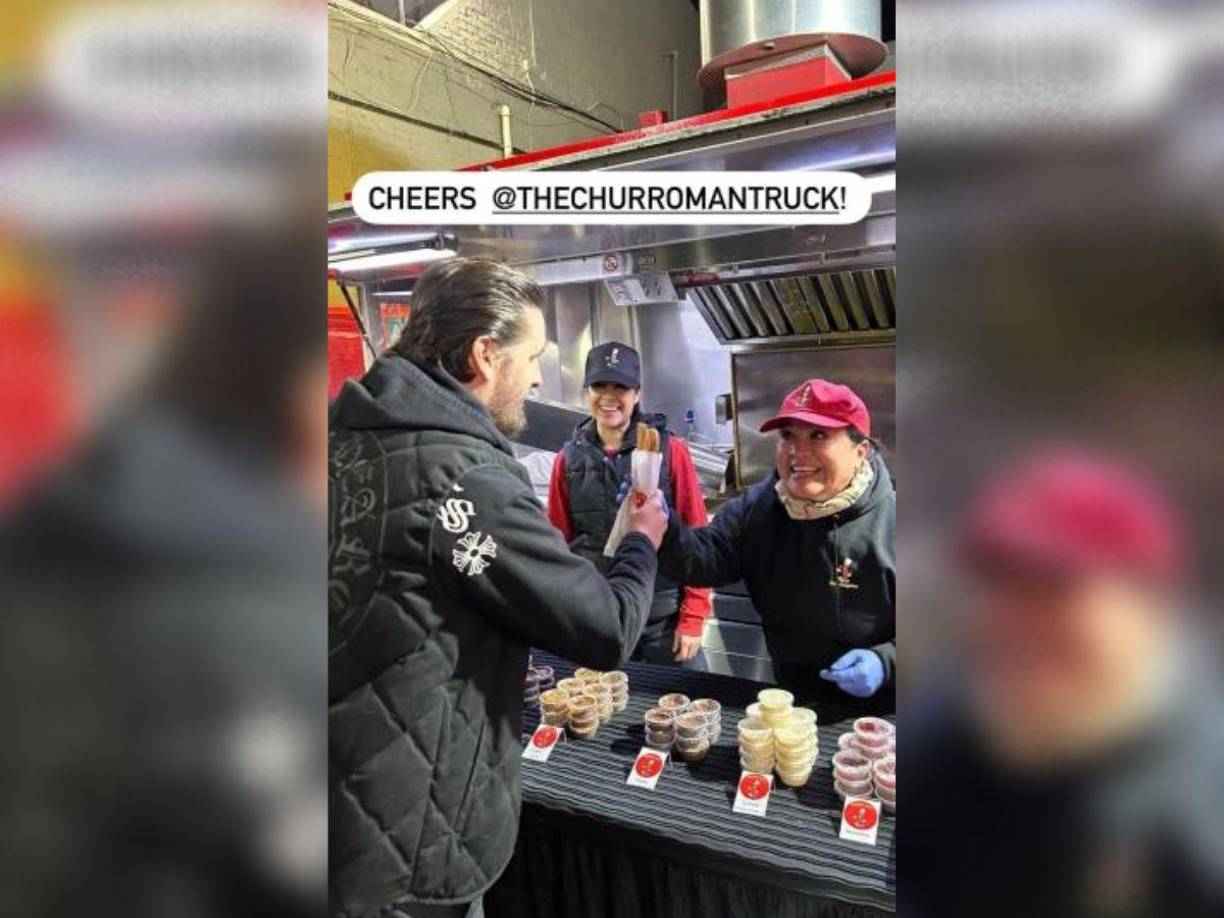 Los invitados disfrutaron comiendo golosinas en los camiones de comida, sirviendo “Van Leeuwen Ice Cream”, otro repartiendo “Raising Cane’s Chicken Fingers” y otro distribuyendo dulces de “The Churro Man Truck”.