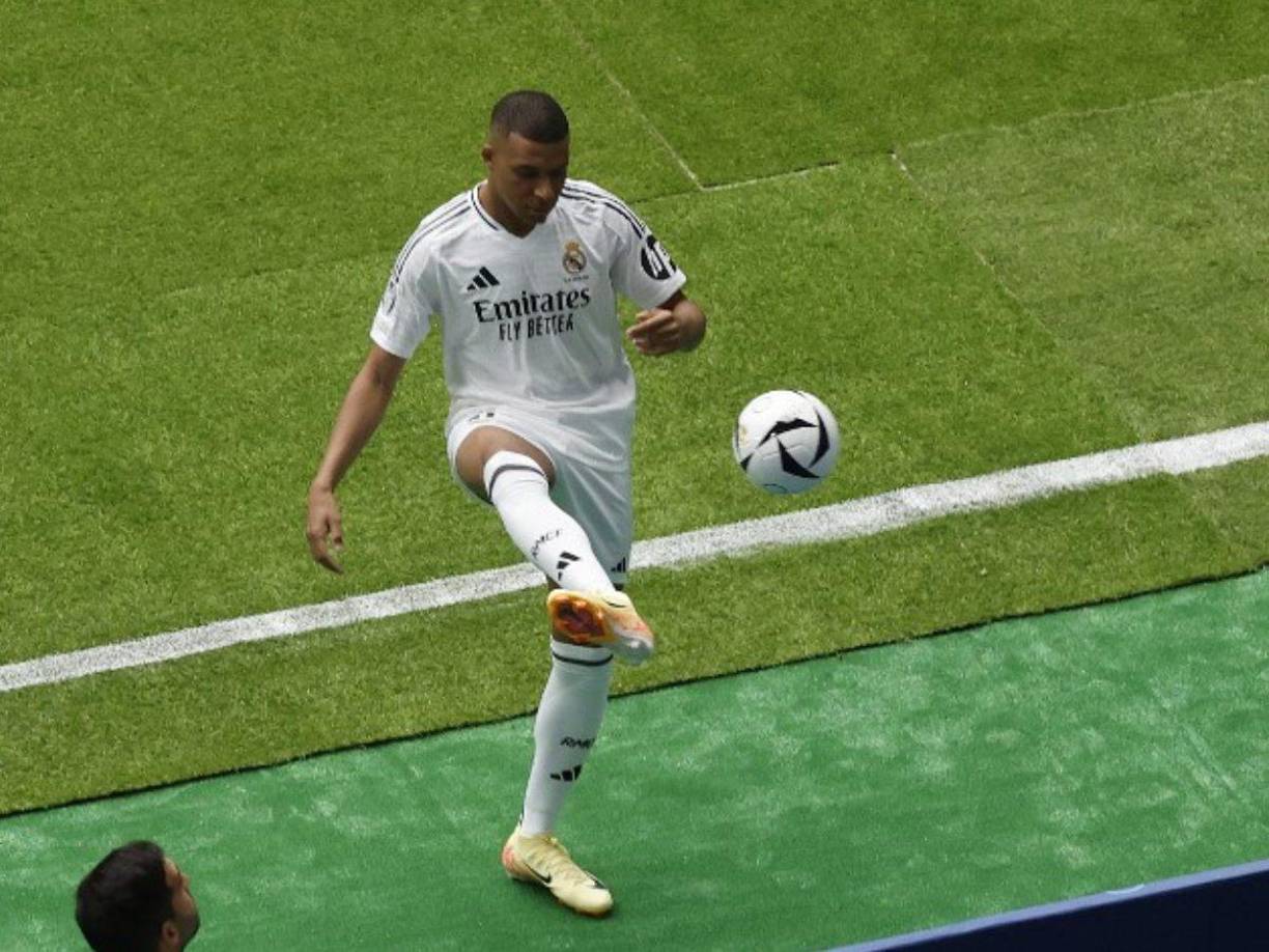 Mbappé bajó del escenario y se encargó de regalar balones para los aficionados.