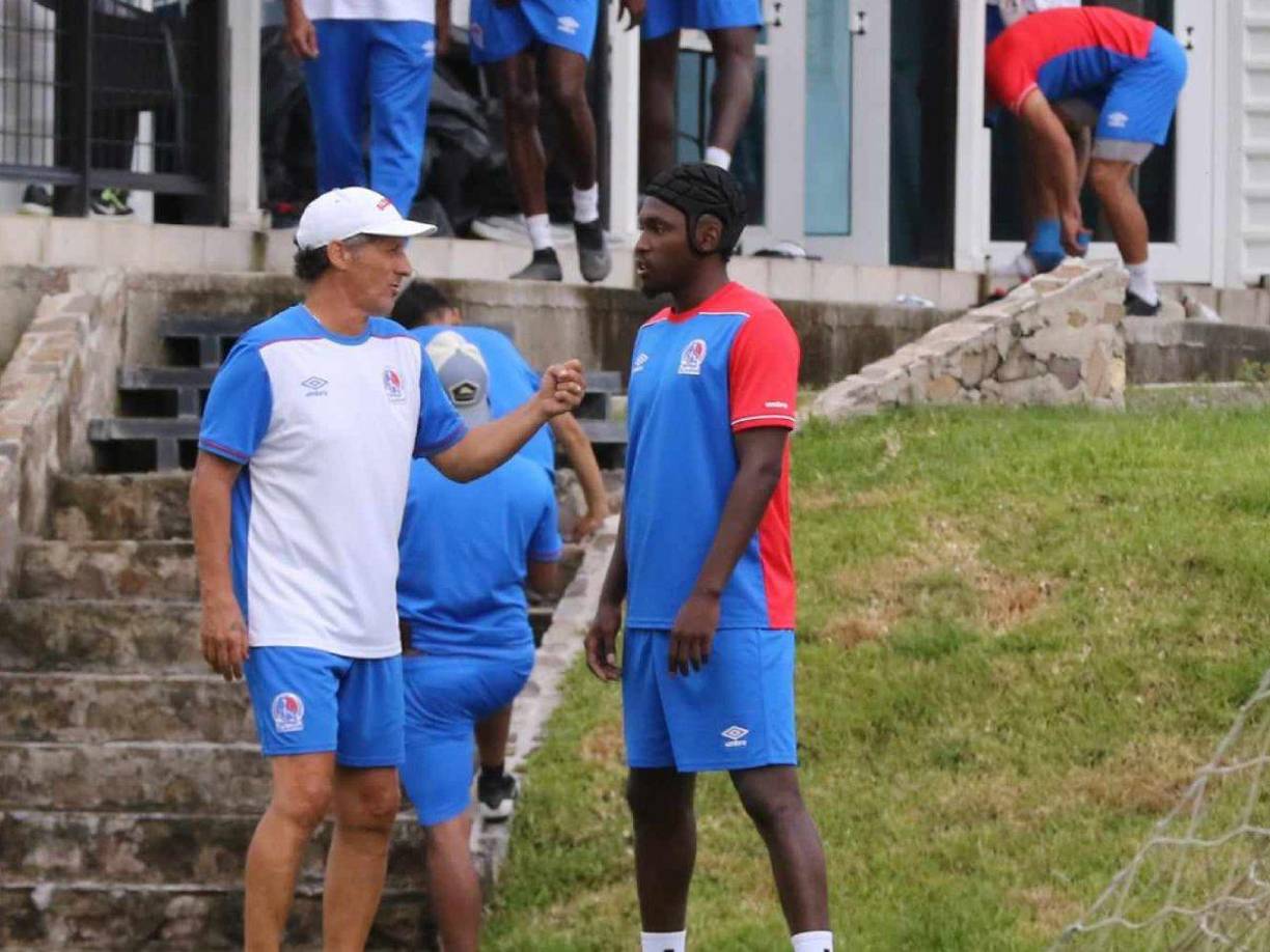 La presencia del internacional delantero hondureño Alberth Elis fue la gran novedad en los entrenamientos del equipo Olimpia.
