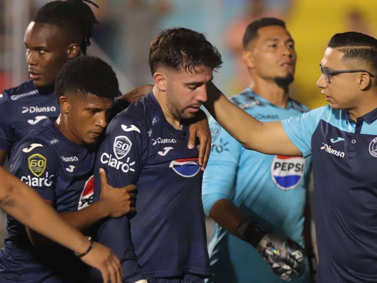 Emilio Izaguirre, director deportivo del Motagua, se encargó de darle apoyo moral a un Auzmendi que estaba destrozado.