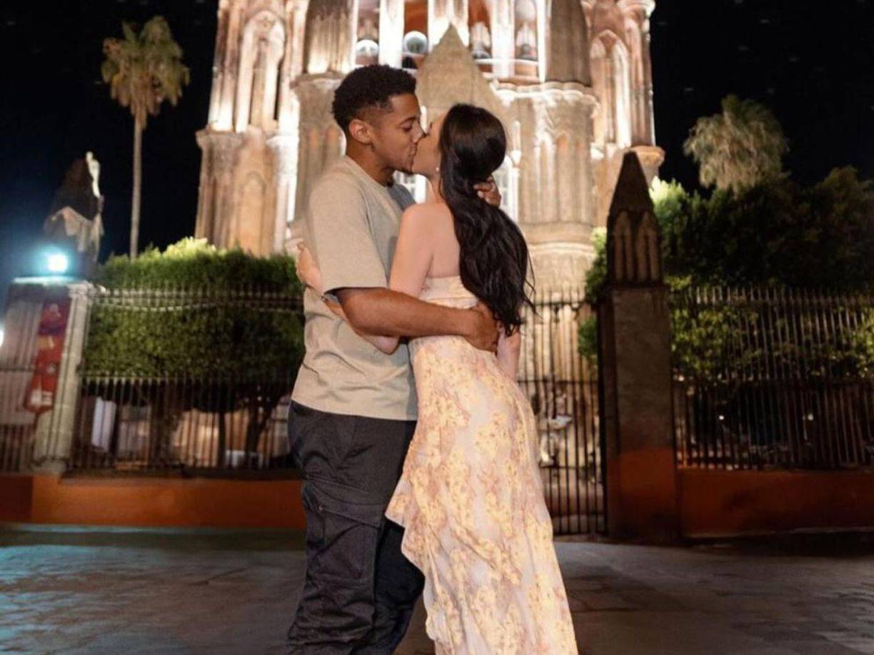 Mediante sus redes sociales, el delantero Antony Lozano informó que se casará con su bella novia.