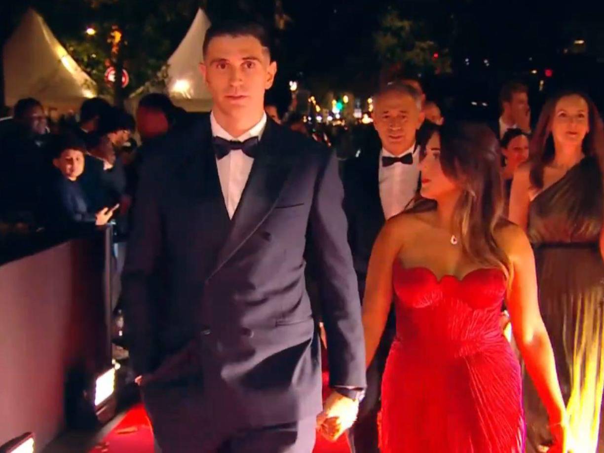 Emliano Dibu Martínez junto a su esposa. El portero argentino fue abucheado e insultado por franceses. 