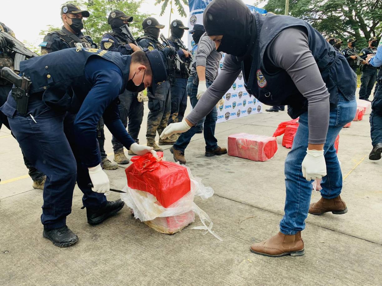 La droga fue trasladada hasta la capital Tegucigalpa, donde será analizada por los peritos. 
