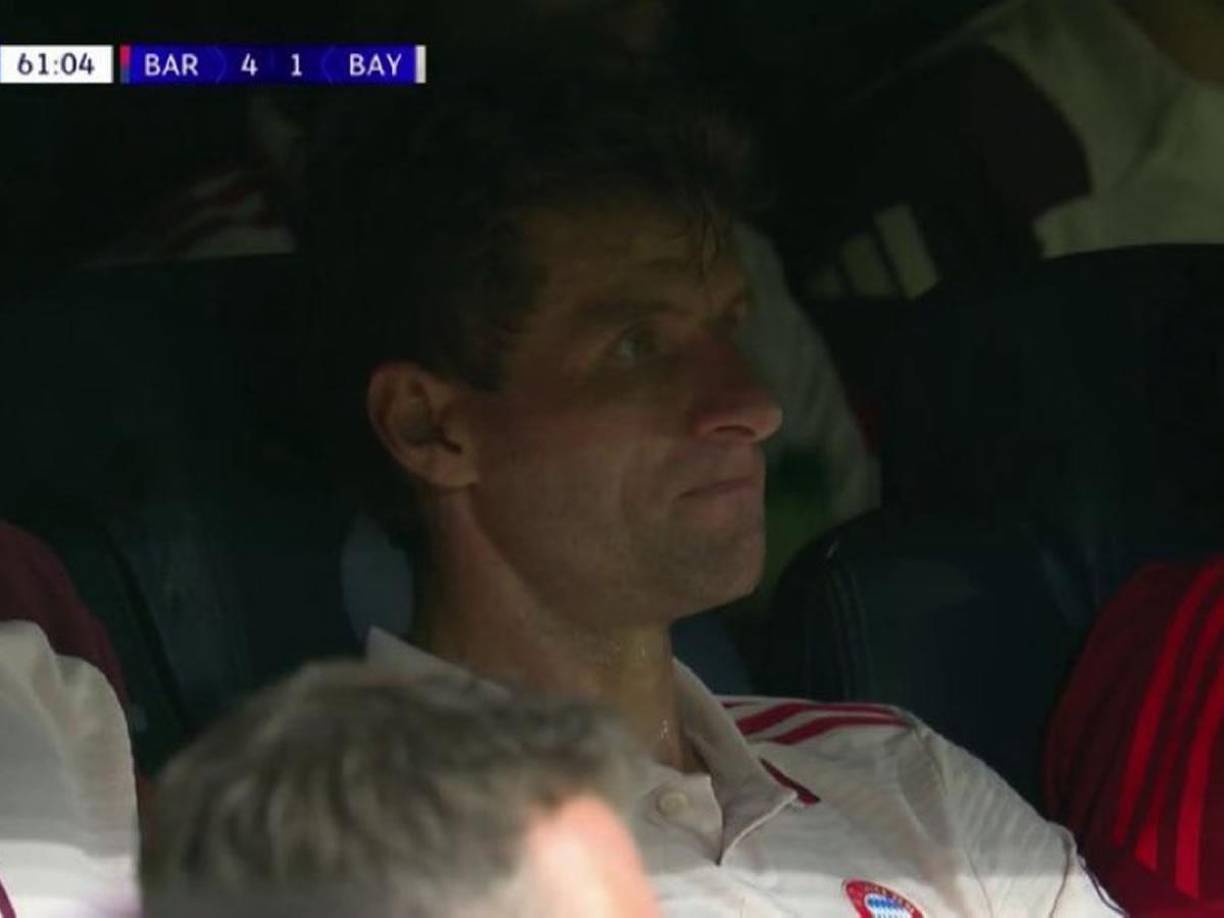 La carita de Thomas Müller tras dejar el campo. Así fue captado en el banquillo con 4-1 en el marcador.
