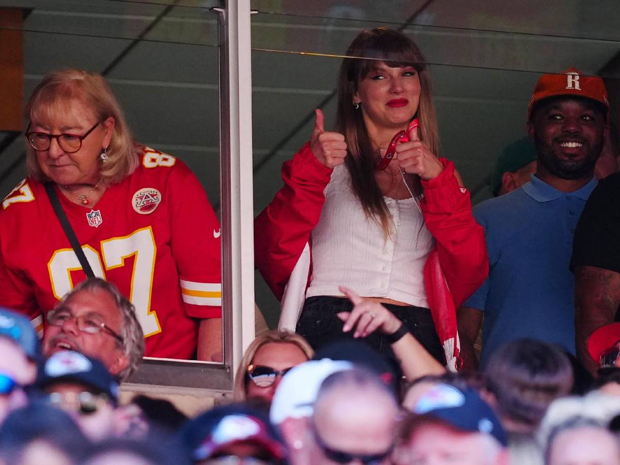 Y es que el impacto por la cantante no solo fue en sus seguidores y en redes sociales, sino que las ventas de las camisetas de Travis Kelce, se dispararon un 400 % en los últimos dos días después de que la cantante Swift acudiera al estadio Arrowhead.