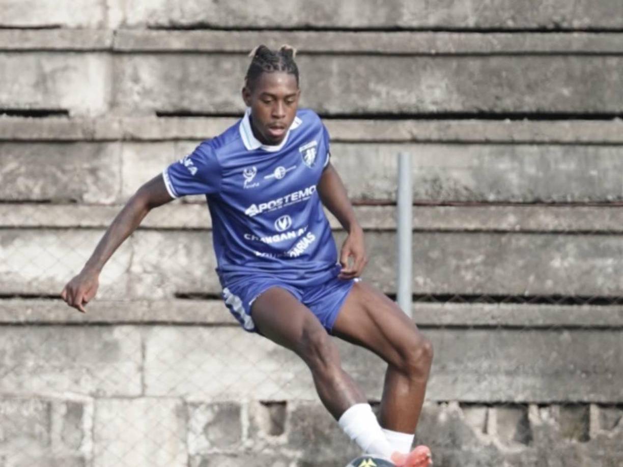 Alenis Vargas del Sporting Kansas City vio acción en el juego que marcó el regreso al fútbol de Alberth Elis. 