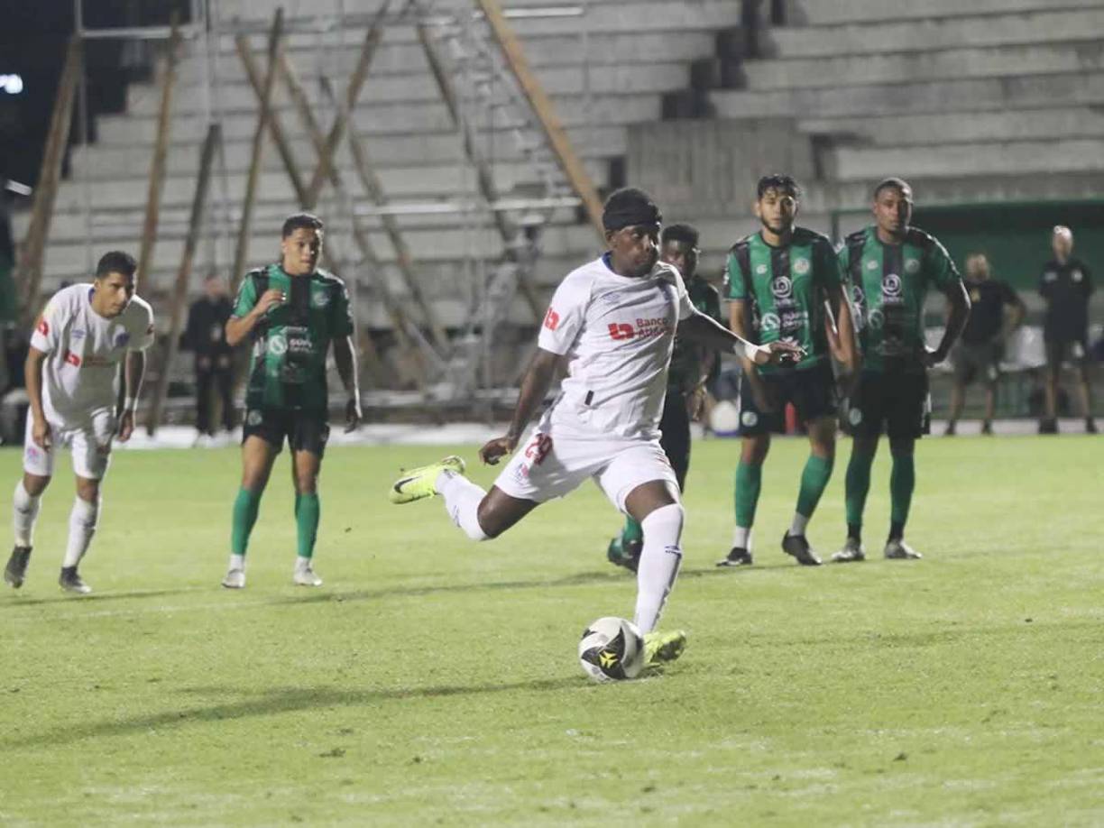 Alberth Elis tiró el penal, pero Denovan Torres se lo adivinó y tapó el disparo.