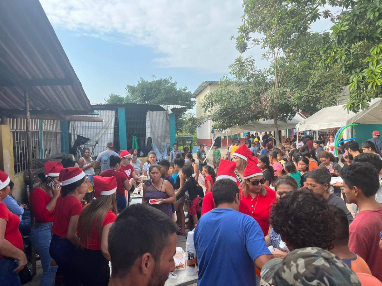 “Hacer esto es duro, es muy cansado, pero es gratificante. En la última actividad una hondureña se vino dese Honduras en carro para cocinar porque más gente se va sumando”, detalló.