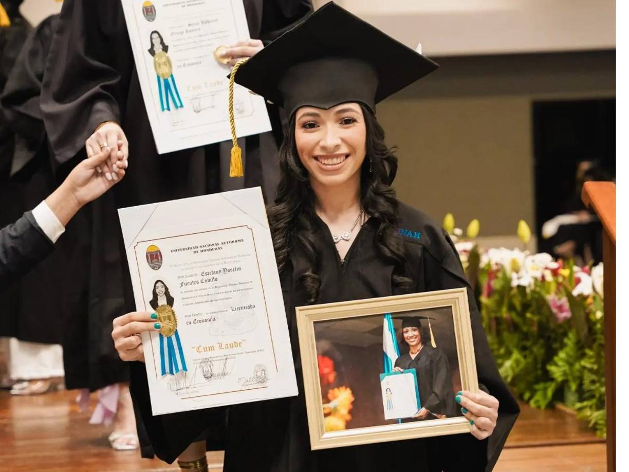 En su mano derecha el título que la acredita como licenciada en Economía y en su izquierda, la fotografía que su madre se tomó hace 14 años en la UNAH cuando se graduaba como licenciada en periodismo. Esta es la historia de Estefany Fuentes, la joven progreseña que ha conmovido las redes sociales.