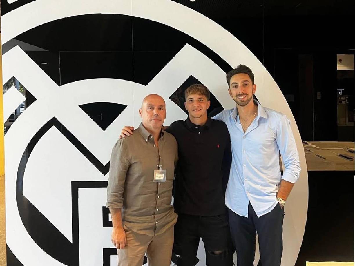 Daniel Yáñez es un joven de 17 años; el jugador empezó sus pasos en el Cádiz, pero en 2019 llegó a la Casa Blanca en donde se ha desarrollado.