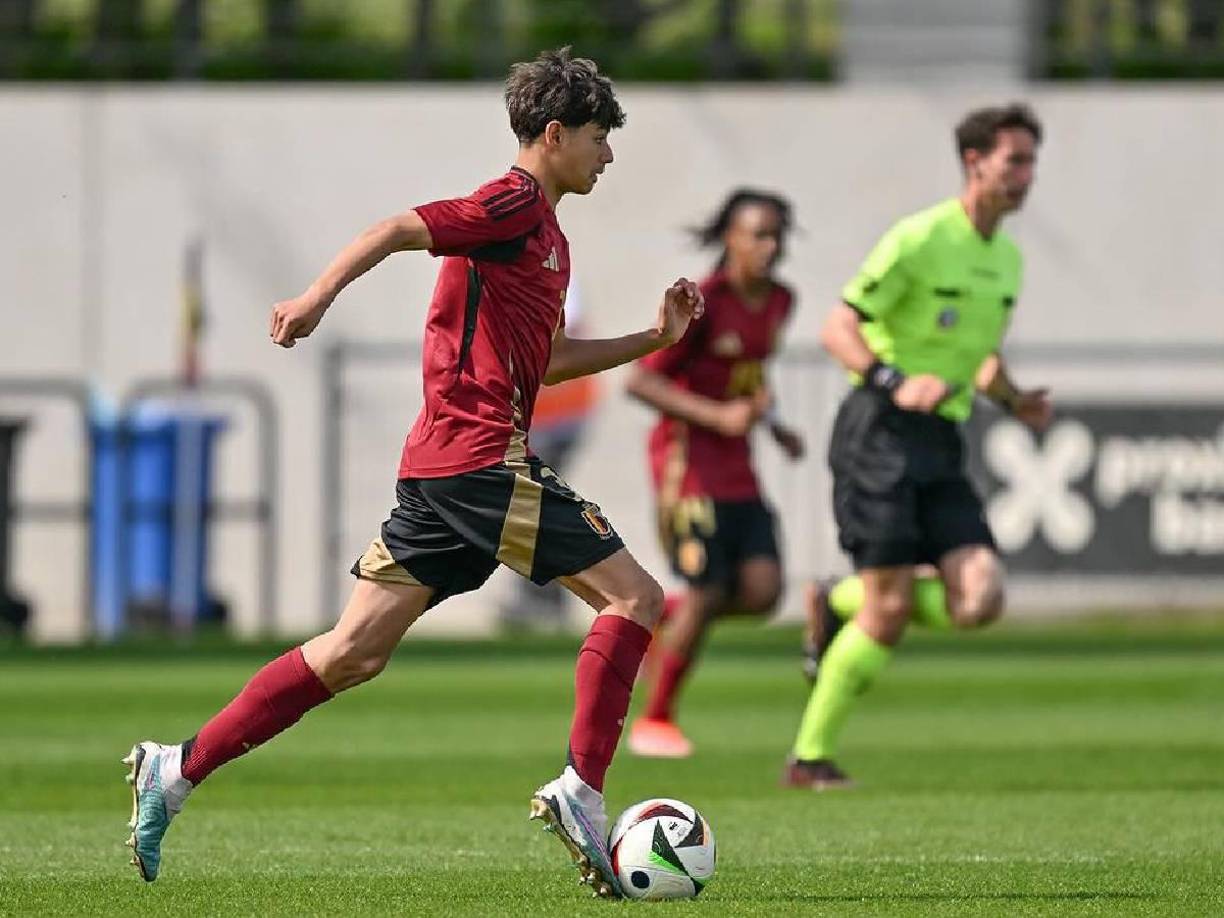 De padre estadounidense y madre catracha, Víctor nació un 27 de septiembre del 2008 y actualmente tiene 16 años.