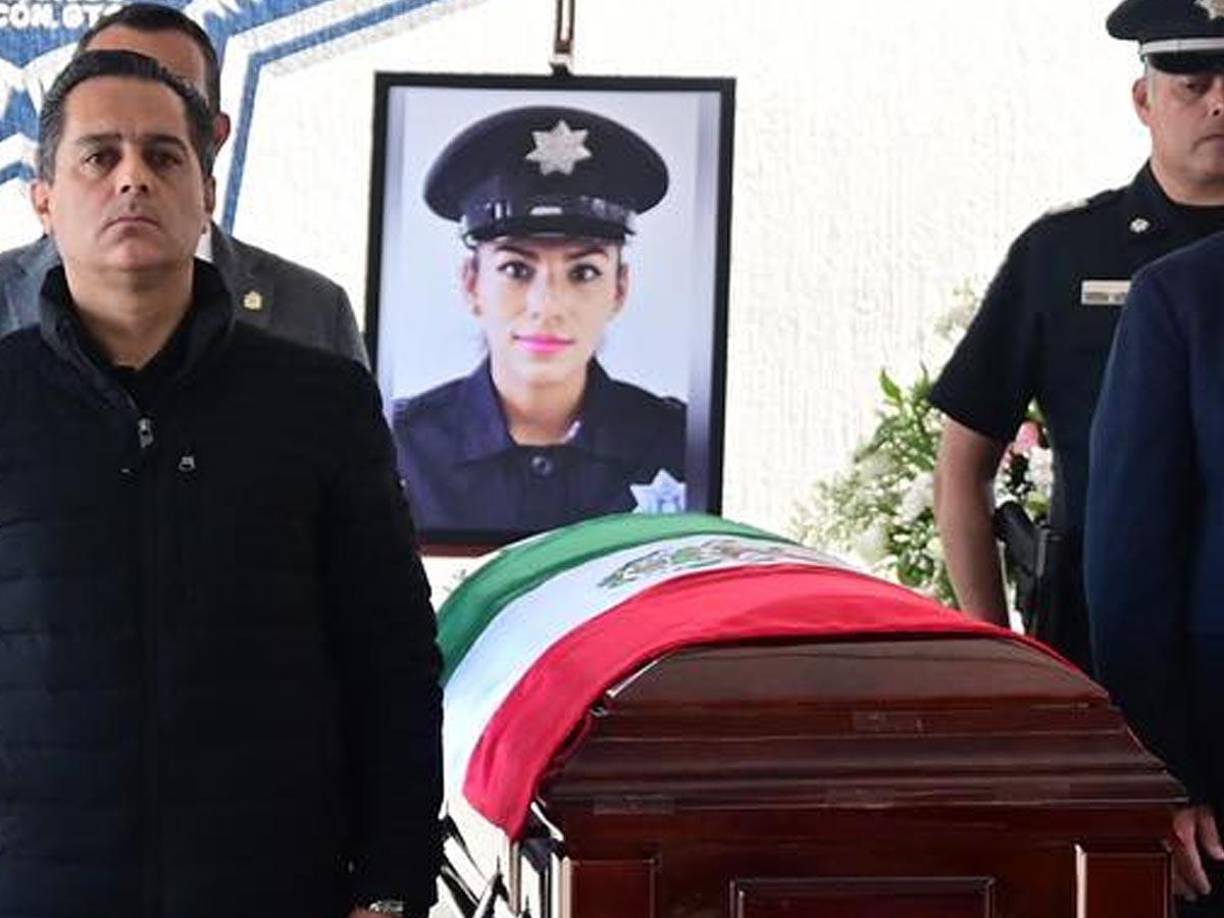 Compañeros de la corporación al darse cuenta de lo sucedido, la abordaron a una patrulla y la llevaron a recibir atención médica en condiciones graves.