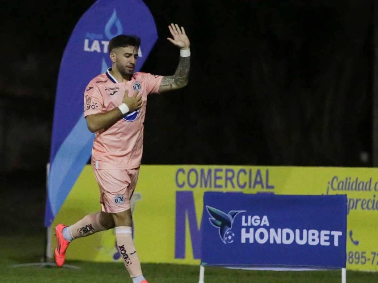 Momento donde Auzmendi le pidió perdón al Olancho FC luego de anotarles de penal.