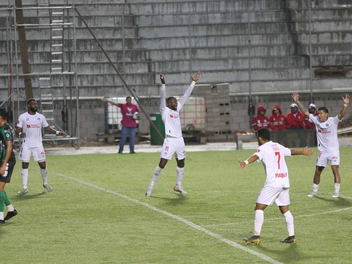 Yustin Arboleda y sus compañeros pidiendo un penal al árbitro en el primer tiempo.