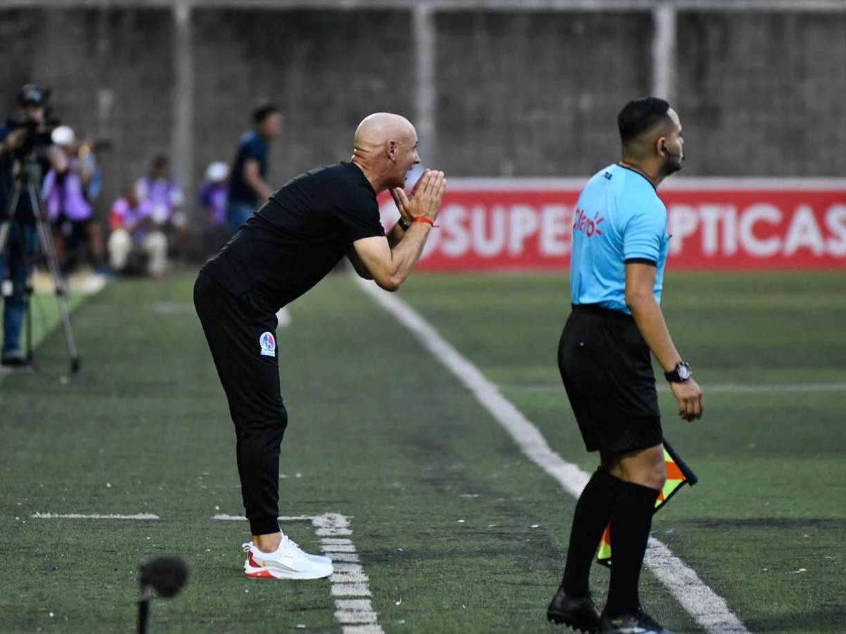Eduardo Espinel no la pasó bien en su debut con el Olimpia pese al triunfo ante la UPN.