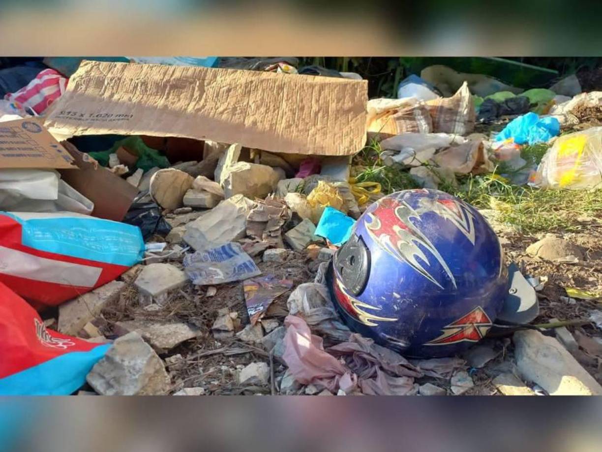 Producto del impacto, el padre fue lanzado varios metros y su cuerpo quedó tirado en medio de un basurero, ubicado a la orilla de la carretera. 