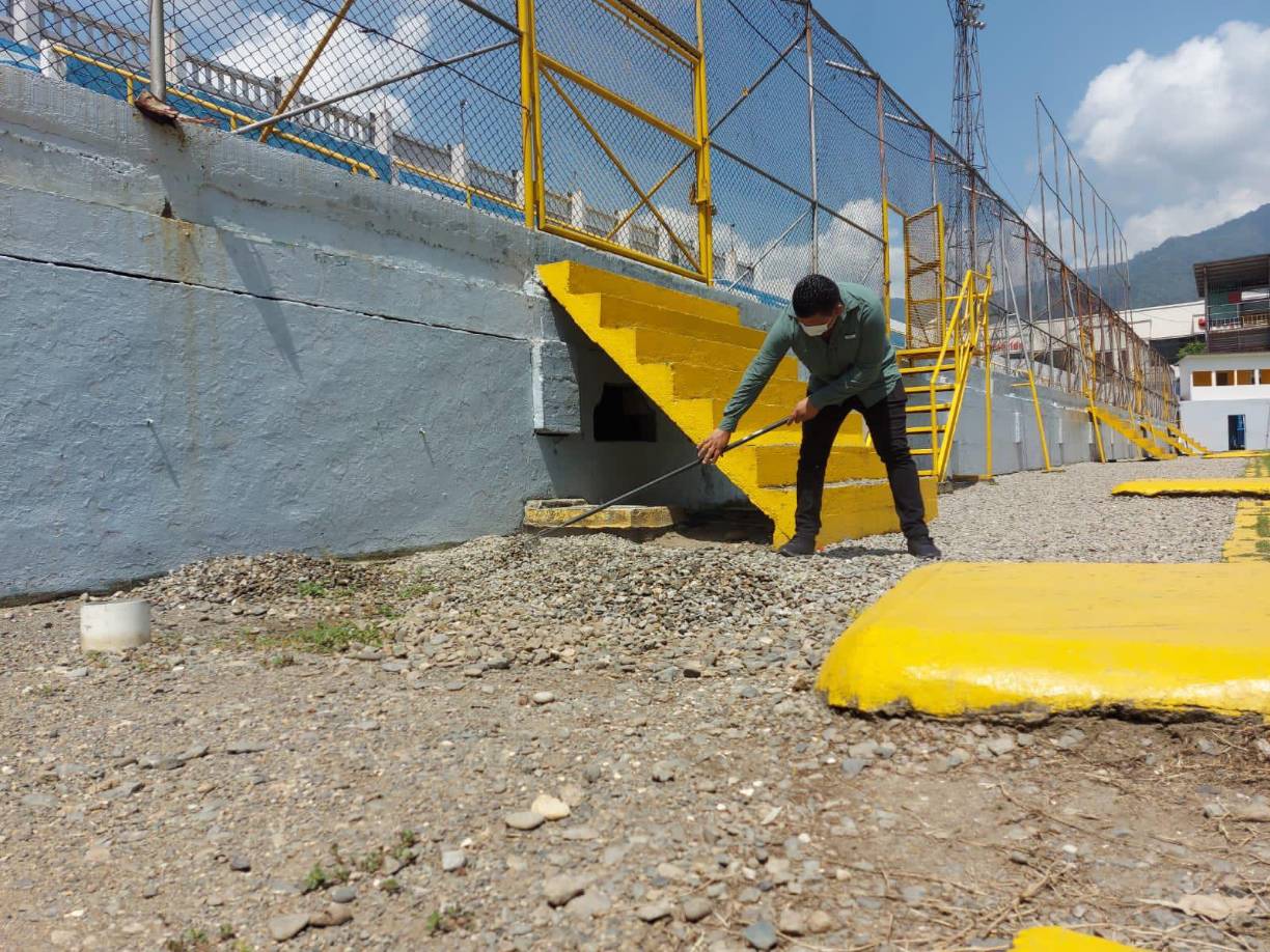 Asimismo, se coordinaron equipos de limpieza dentro de las instalaciones del estadio.