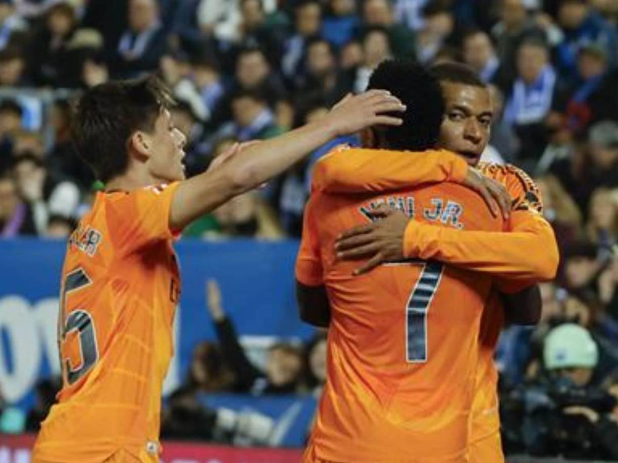 Mbappé le agradeció la asistencia del gol a Vinicius y le dio un efusivo abrazo. 