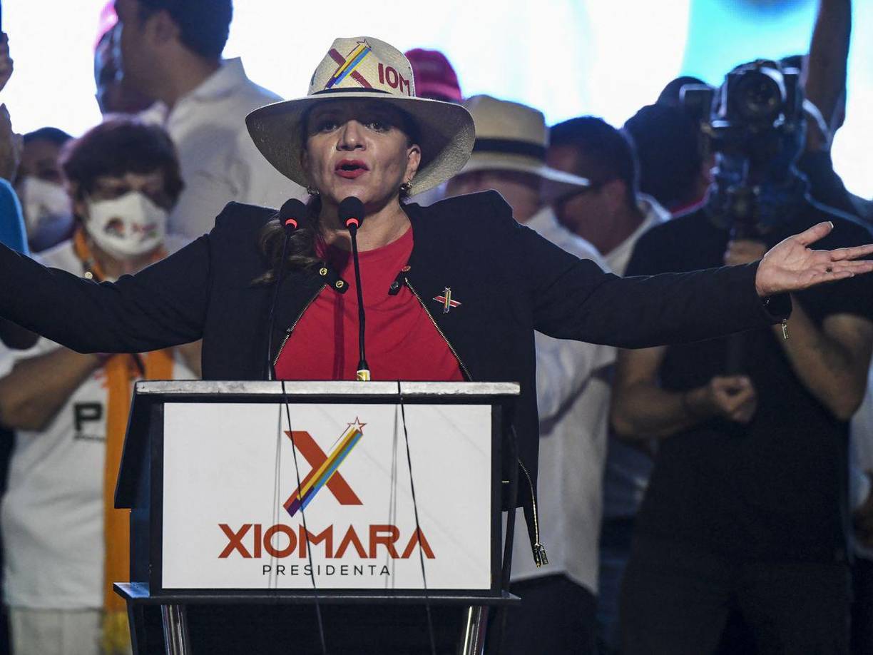 “Por primera vez una mujer asume la presidencia de la República después de 200 años de ser gobernados solamente por hombres (...) Tengo el compromiso de que se respete el derecho de la mujer”, comentó Castro en una entrevista con la AFP.