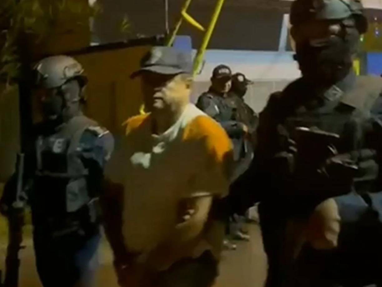 Momento en que llega a las instalaciones de la Dirección Nacional de Fuerzas Especiales el señor Midence Oquelí Martínez.