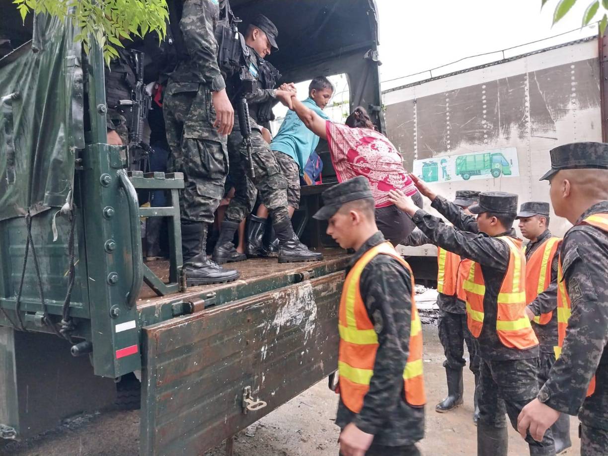 La calle será el hogar muchos esta noche: Dramáticas evacuaciones por lluvias en Honduras