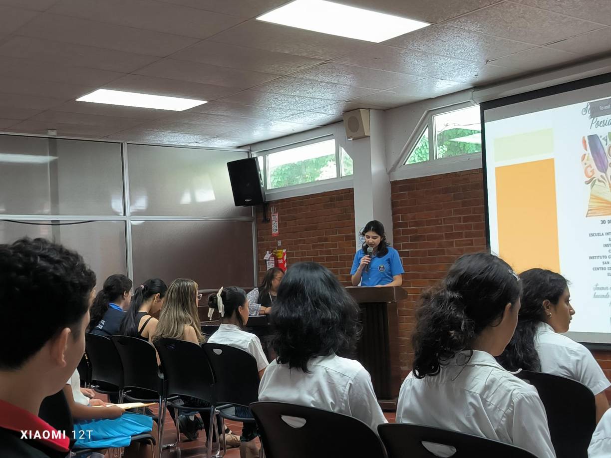 Este recital no solo representó una oportunidad para los jóvenes de mostrar su talento, sino que también fue un espacio para fortalecer la comunidad artística local, donde los estudiantes compartieron y recibieron reconocimiento por su trabajo creativo.