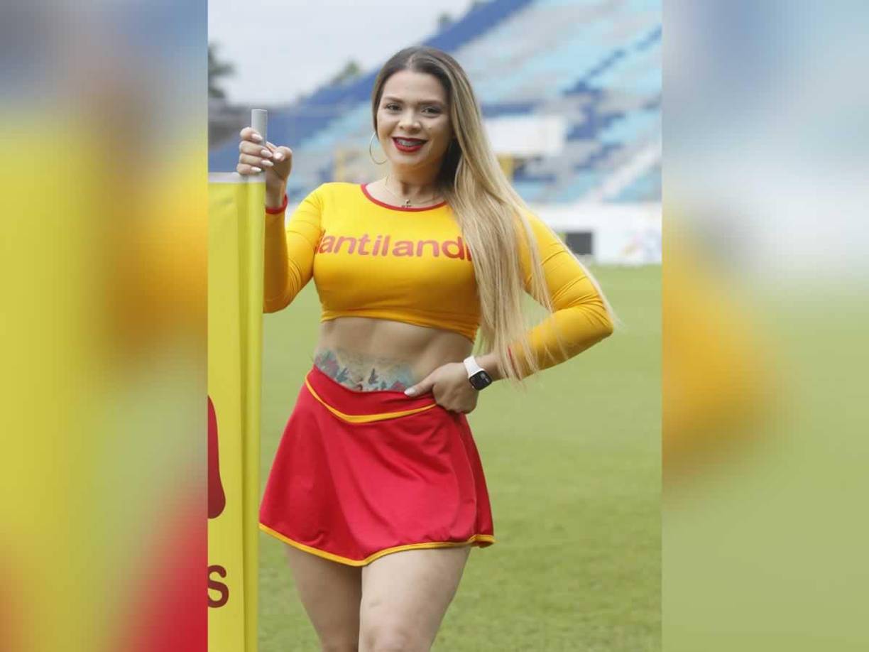 Otra guapa modelo que cautivó en el estadio Morazán durante el juego Marathón vs Olancho FC.