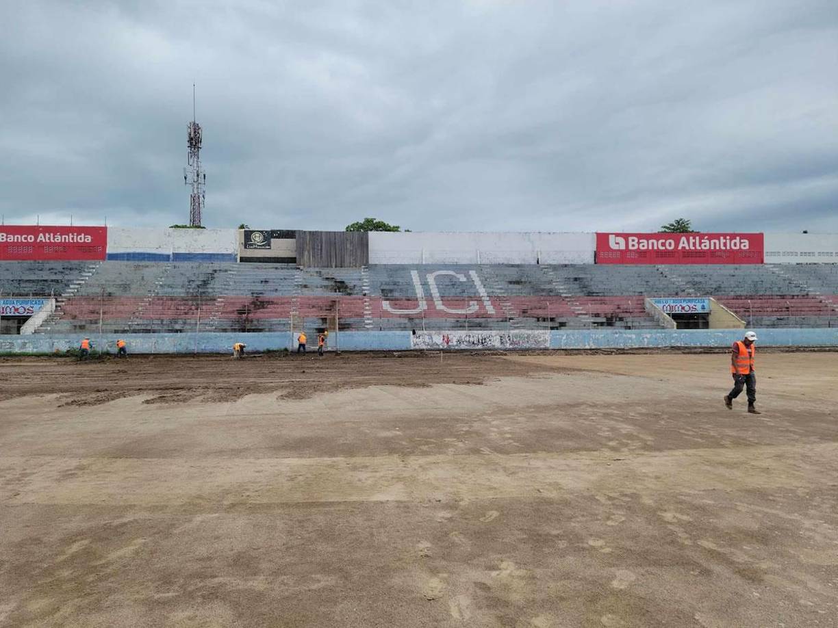 Los trabajos no se detienen en La Ceiba, que ahora tendrá el privilegio de contar con un estadio en buenas condiciones.