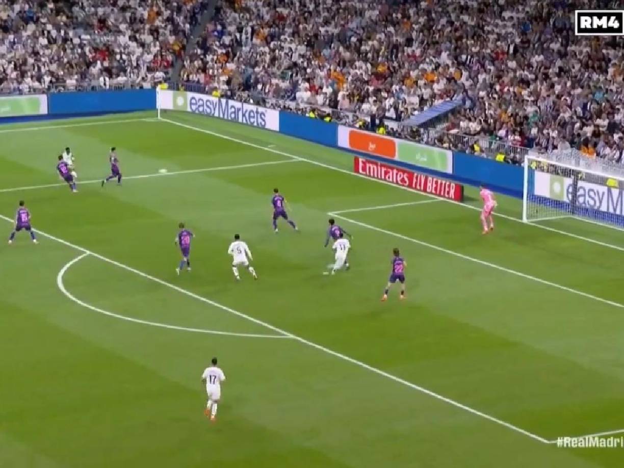 El brasileño apareció en su zona de influencia y desde el costado izquierdo inventó un pase exquisito con el exterior del pie izquierdo a la llegada de Rodrygo para dar la vuelta al partido.