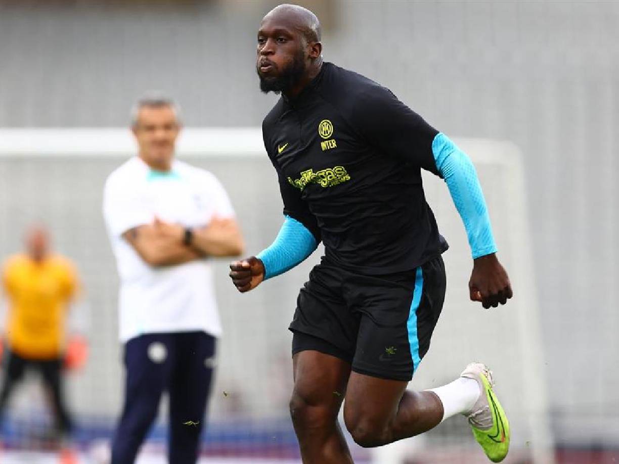 Según informa Fabrizio Romano el Inter y el Chelsea se reunirán en los próximos días para hablar de su futuro. El Inter quiere retener al futbolista belga.