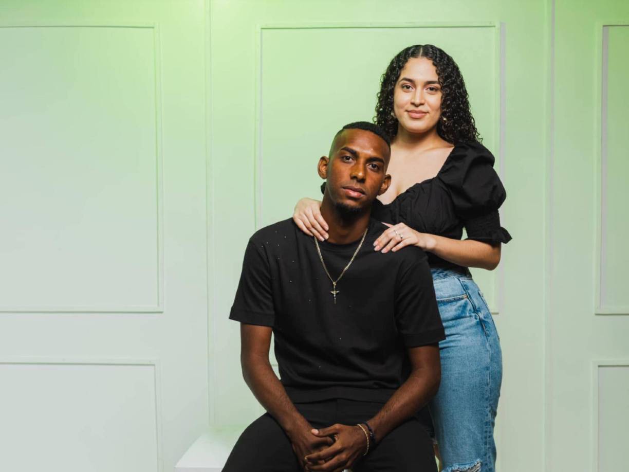 Dylan es un futbolista que cuenta ya con una gran trayectoria y Axsa comienza a dar sus primeros pasos en el periodismo. 